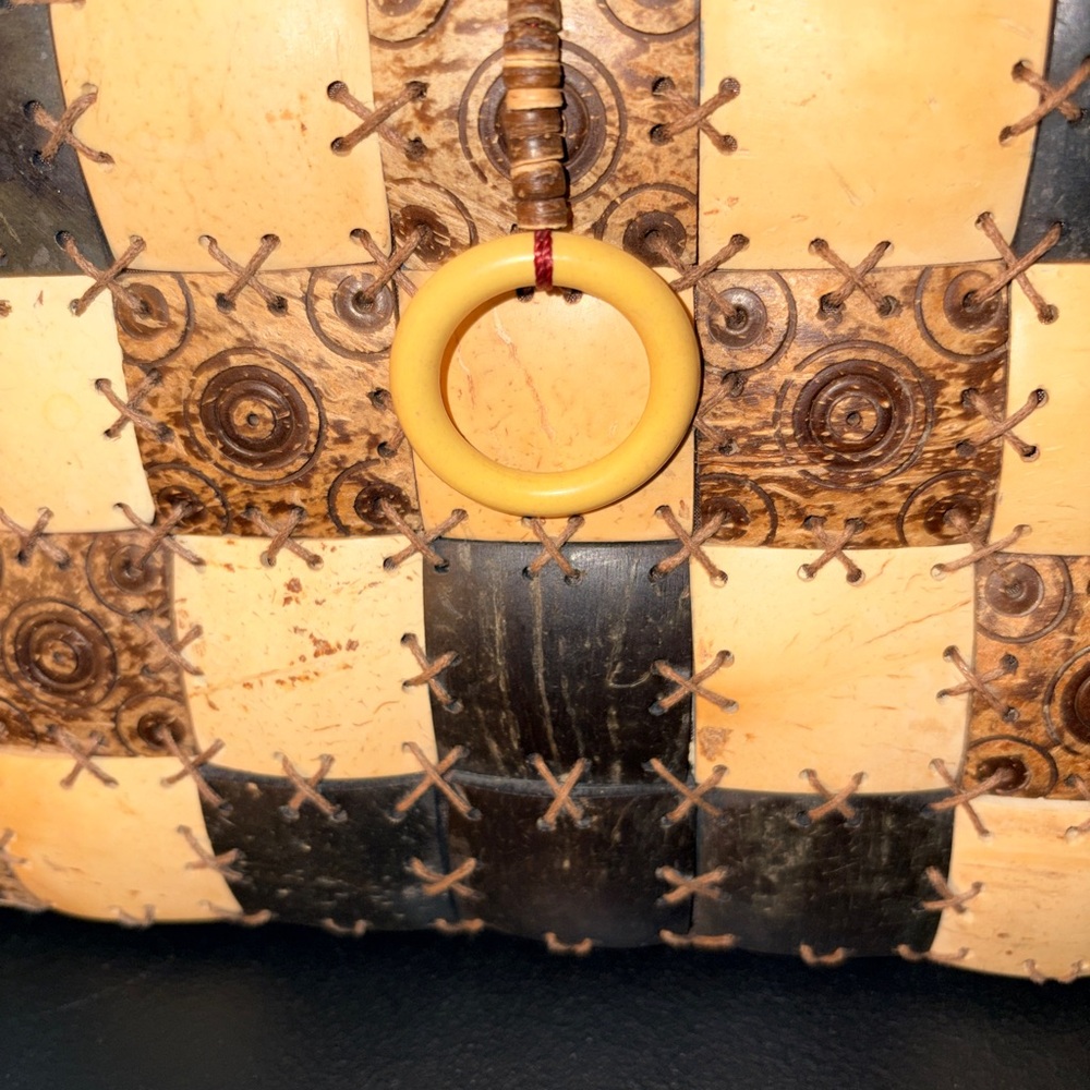 *Beautiful Coconut Shell Handbag - Picture 4 of 10